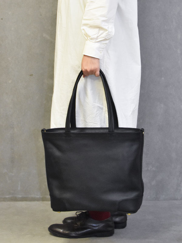 柔らかい革で肩掛けでも馴染むA4ファイル対応ファスナートート / 革鞄