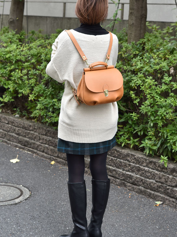 休日のお出かけに最適な棒屋根の本革レディースミニリュック / 革鞄の