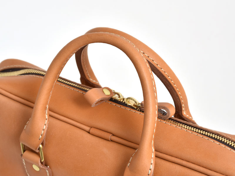 ベーシックデザインでジャケットにも映える本革2wayビジネスバッグ