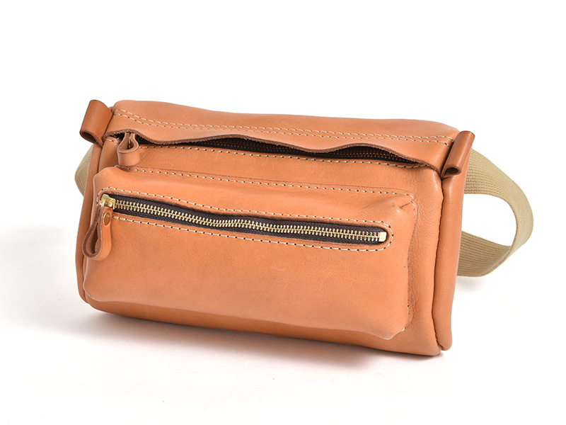 立体的な構造がユニークなアクロバティック・ウエストバッグ / 革鞄の