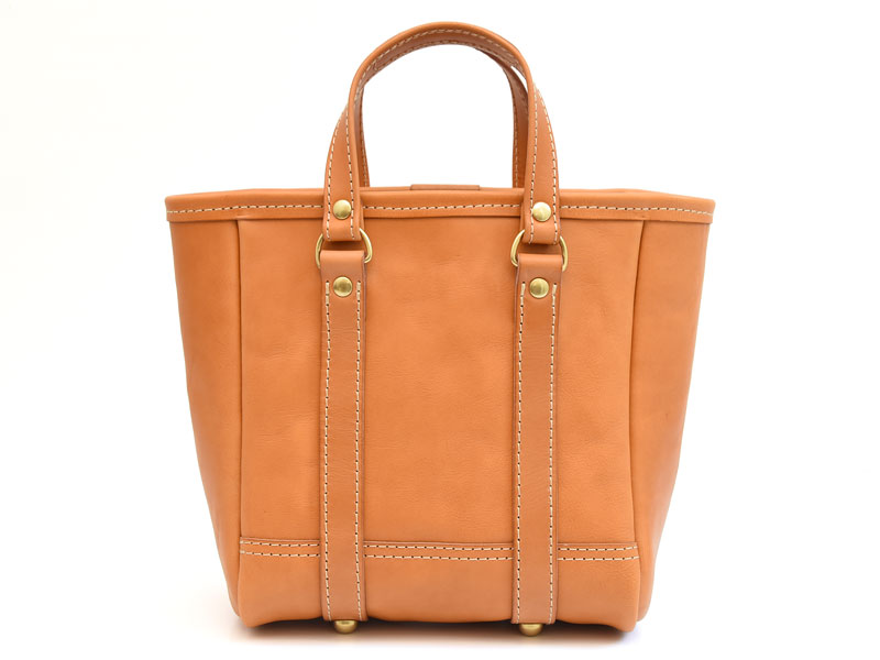 ガレージにどさっと置くイメージのバケツ型レザートート / 革鞄のHERZ