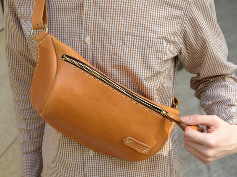 メンズ・レディース問わず人気の横型レザーボディバッグ / 革鞄のHERZ