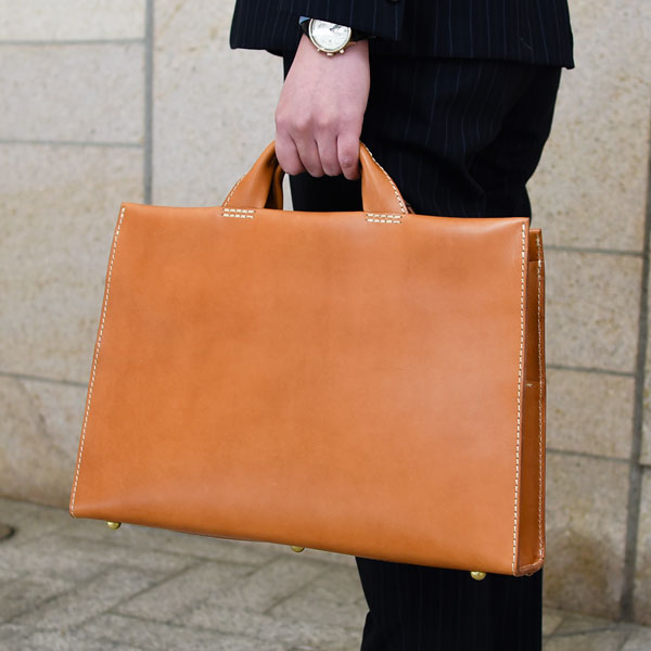 あおりポケットと一枚革仕上げで作った二本手ビジネスバッグ / 革鞄の