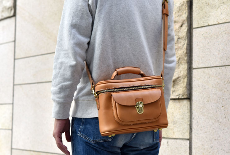 写真散歩にオススメのソフトレザーで作った本革一眼カメラバッグ / 革