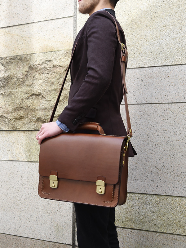 前後にフタ付ポケットが付いた本革の2wayビジネスバッグ / 革鞄のHERZ