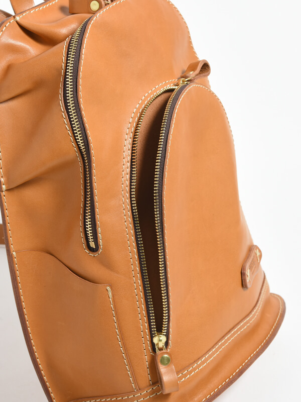 ダブルファスナーとコンビ革が目を引くロケットリュック / 革鞄のHERZ