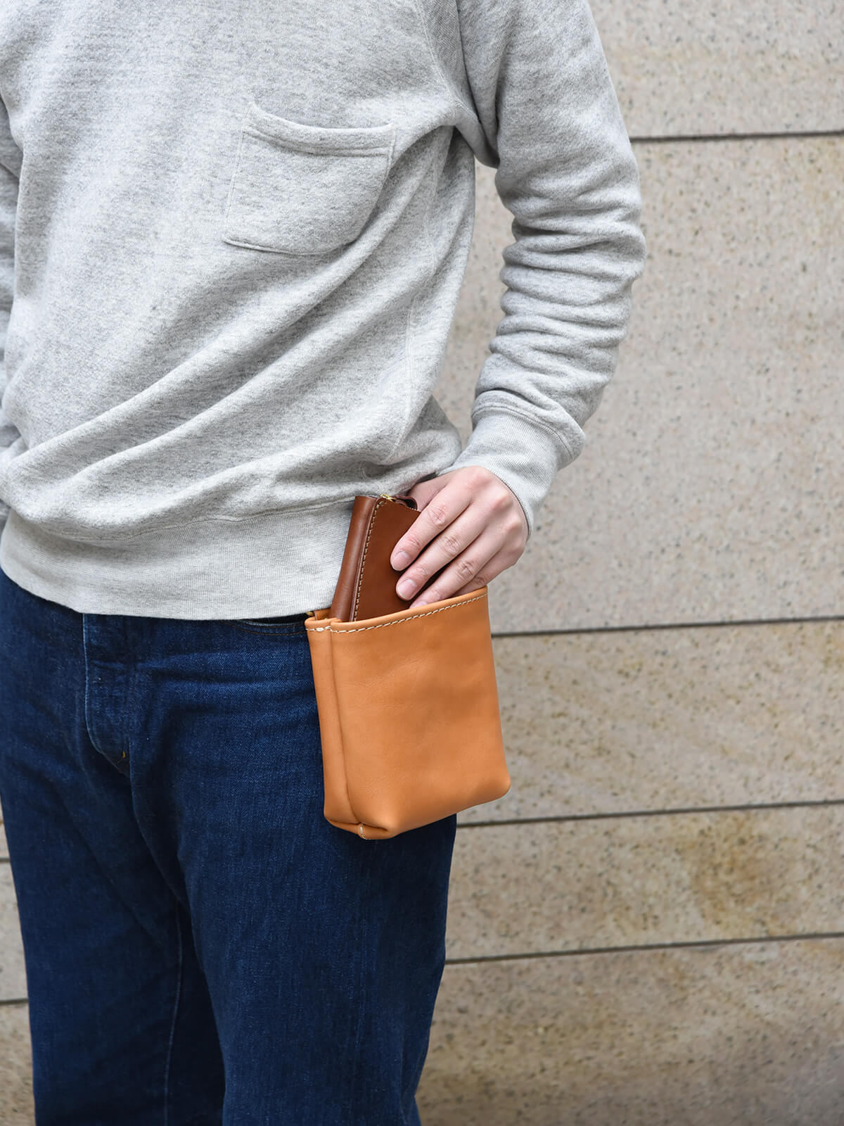 大工さんが仕事で使う腰袋をイメージしたベルトポーチ / 革鞄のHERZ