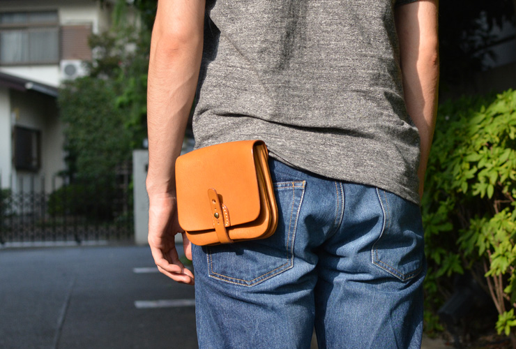 小さくても二部屋で荷物を仕分けできる本革ベルトポーチ / 革鞄のHERZ