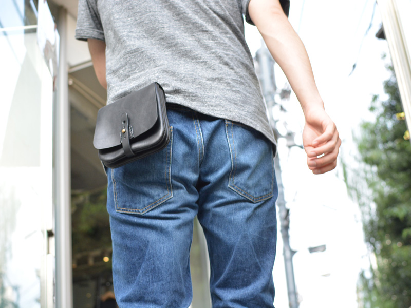 小さくても二部屋で荷物を仕分けできる本革ベルトポーチ / 革鞄のHERZ