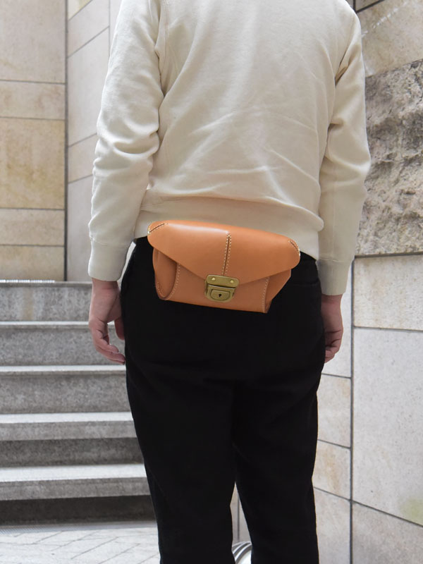 ハードレザーで立体フォルムを形成した2wayウエストボディバッグ / 革