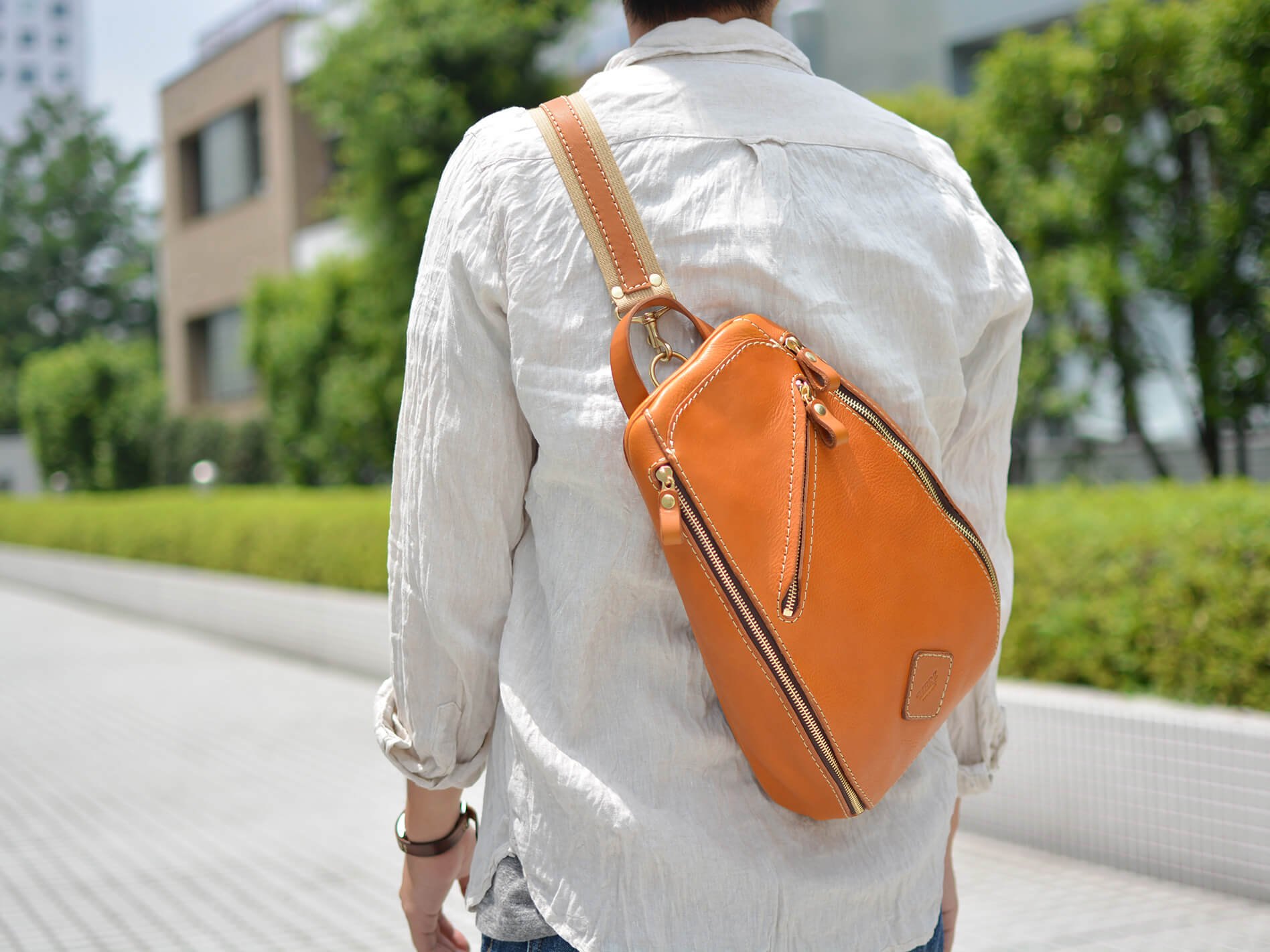 両方向から荷物を取り出せるスポーティーな本革ボディバッグ / 革鞄の