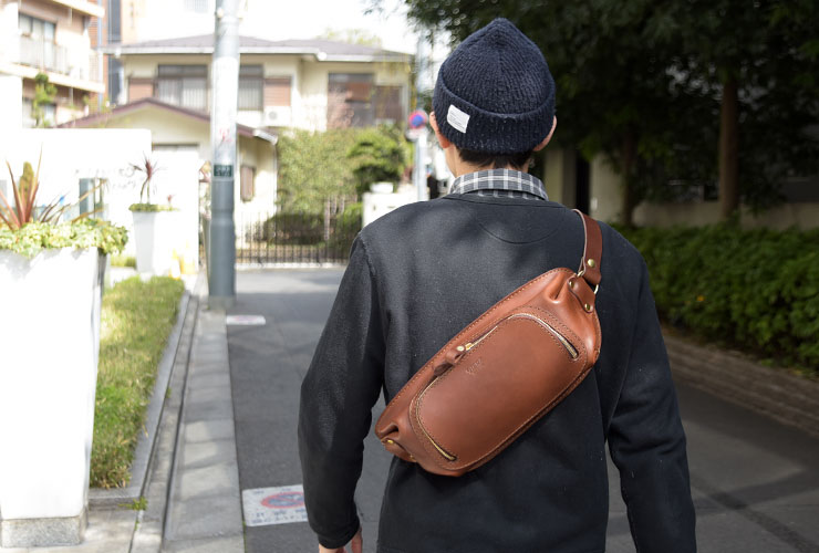 ラウンドファスナーで使いやすい本革ボディバッグ / 革鞄のHERZ(ヘルツ