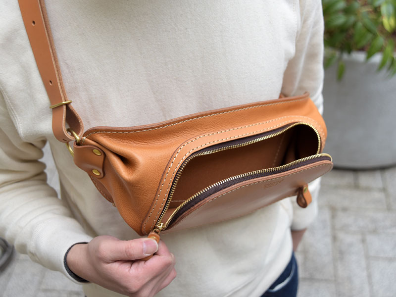 ラウンドファスナーで使いやすい本革ボディバッグ / 革鞄のHERZ(ヘルツ