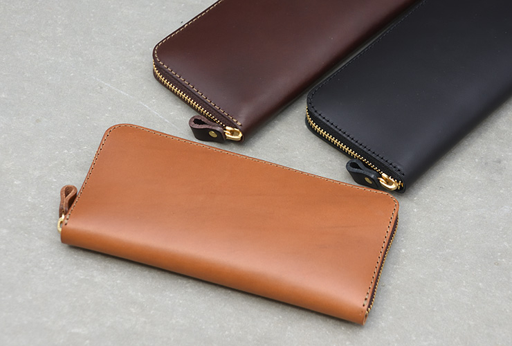 ダコタレザーの上質な手触りを楽しめるラウンドファスナータイプの長