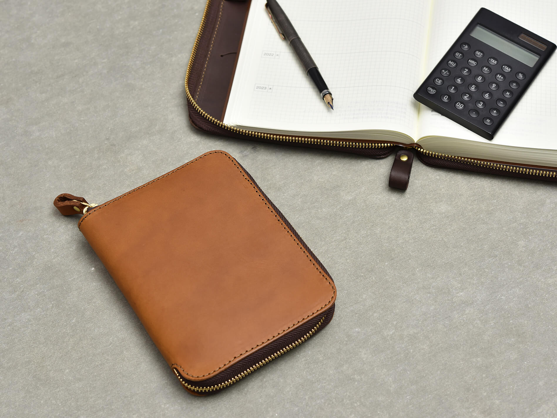 ラウンドファスナーで本やノートも包める本革ブックケース / 革鞄の