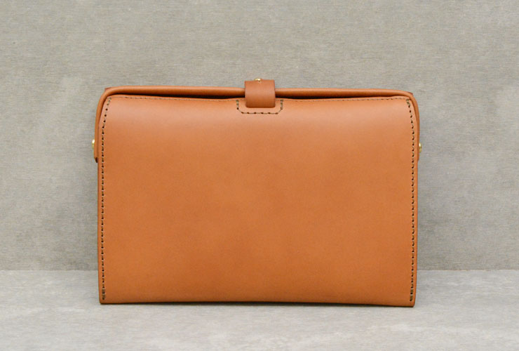 ビジネスでも使えるハードレザーのガマ口・クラッチバッグ / 革鞄の