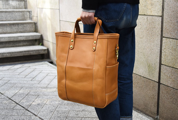 メンズにおすすめのシンプルな縦長レザートートバッグ / 革鞄のHERZ