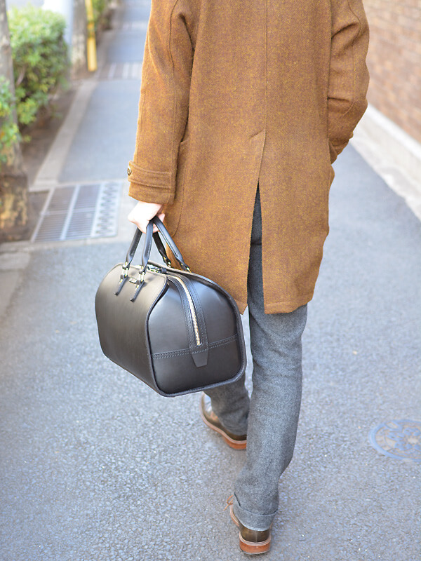 ハードレザー仕立ての二本手ファスナーボストンバッグ / 革鞄のHERZ