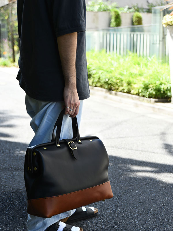 昔の映画に出てきそうなクラシックな総革口枠ボストンバッグ / 革鞄の