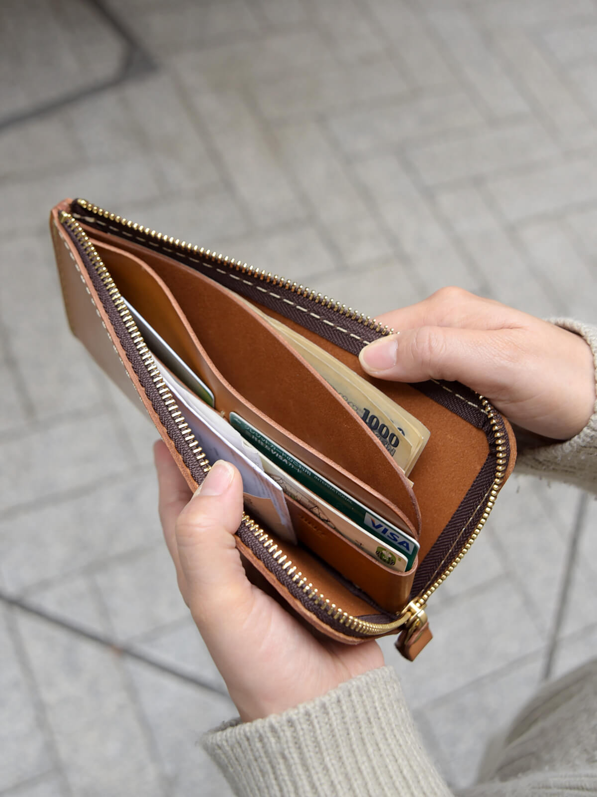 シンプルで使いやすいL字ファスナーのレザー長財布 / 革鞄のHERZ