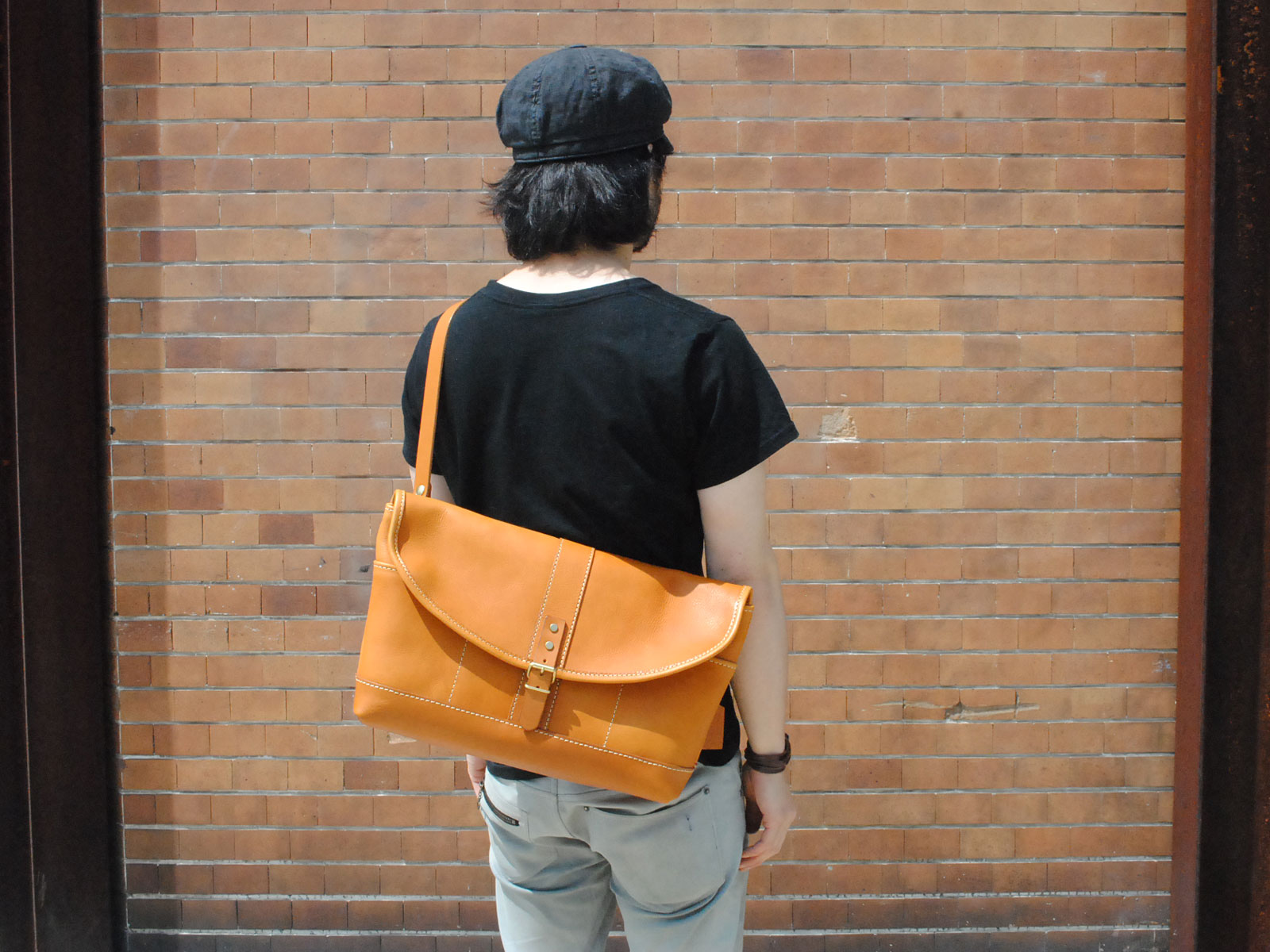 大阪店3周年記念バッグVol.7 多収納メッセンジャーバッグ｜革鞄・革