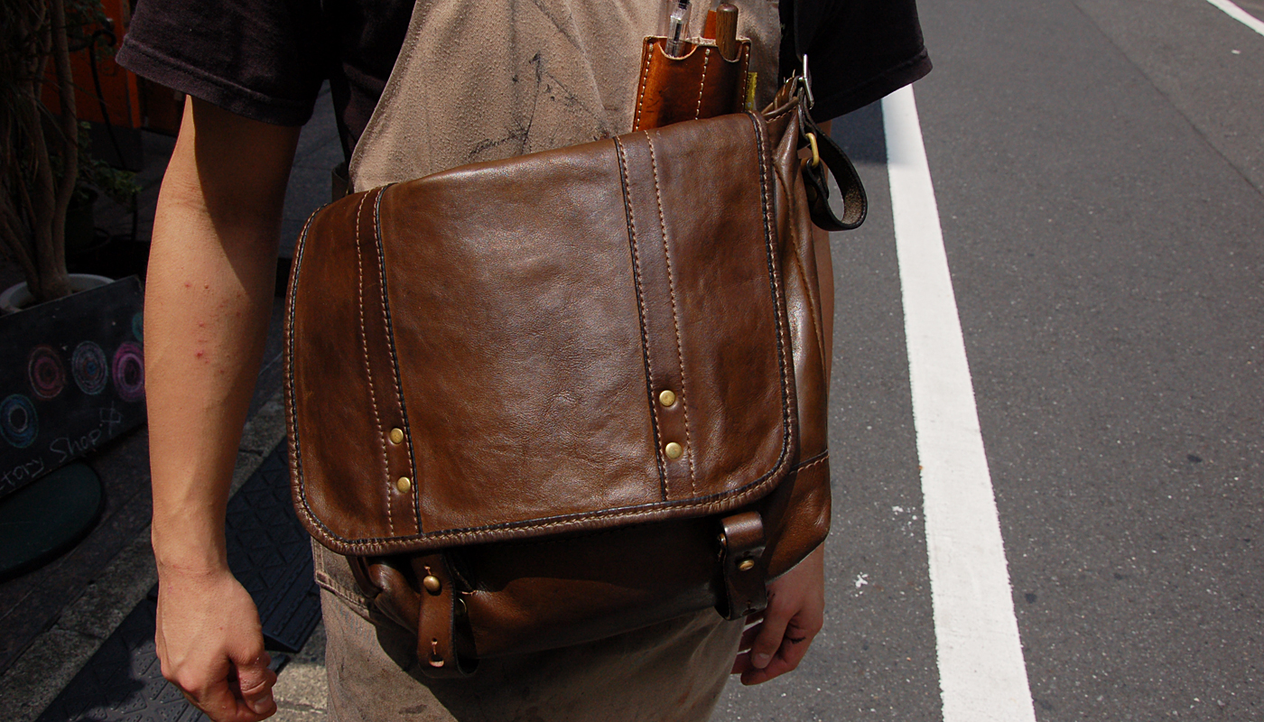 渋谷工房作り手：西川愛用「メッセンジャーバッグ」｜革鞄・革小物の