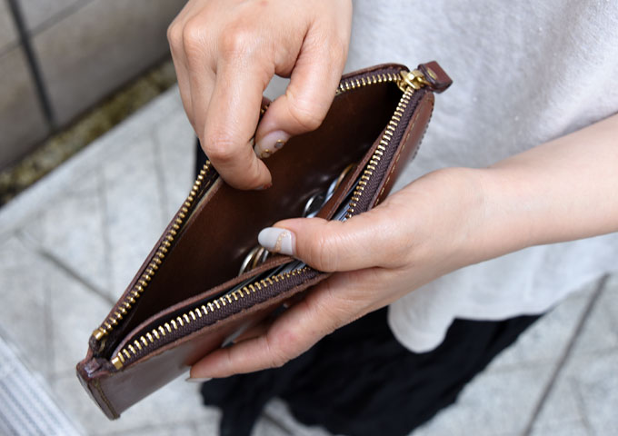 ヘルツ事務スタッフ：藤村愛用「L字ファスナー長財布」｜革鞄・革小物