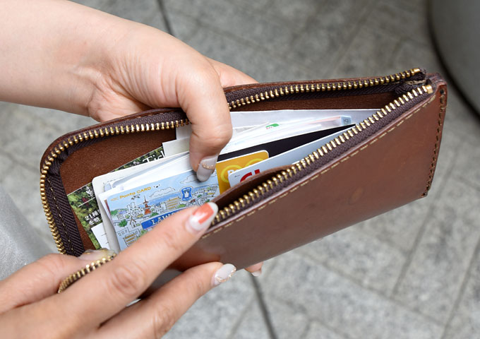 ヘルツ事務スタッフ：藤村愛用「L字ファスナー長財布」｜革鞄・革小物