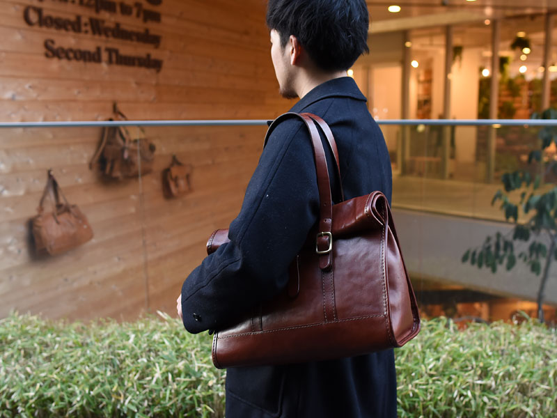 ロールトップトートについて深掘り ～本店スタッフ 早坂～｜革鞄・革