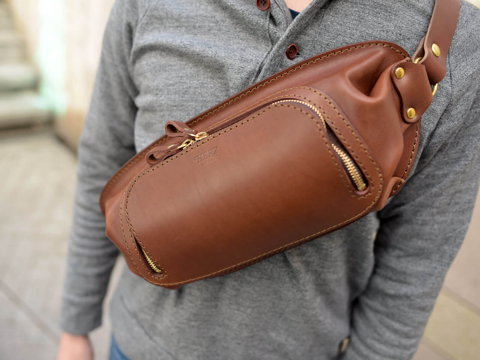 梅雨時期にも！ちょっとしたお出かけにおすすめのボディバッグ｜革鞄