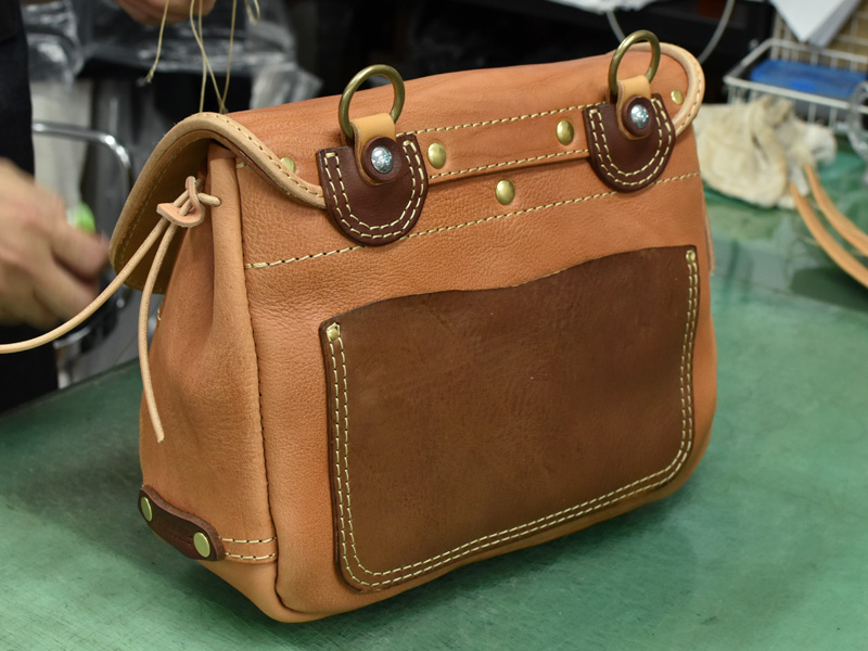 創業者モデルのメッセンジャーバッグ(W-3)制作風景に注目！｜革鞄・革