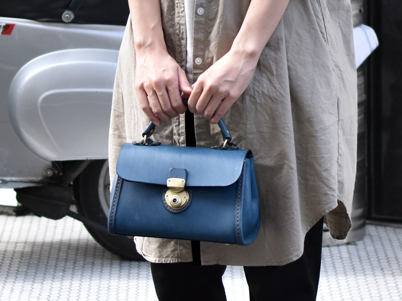 オンラインショップのデニムブルー革アイテム、再販開始しました！｜革