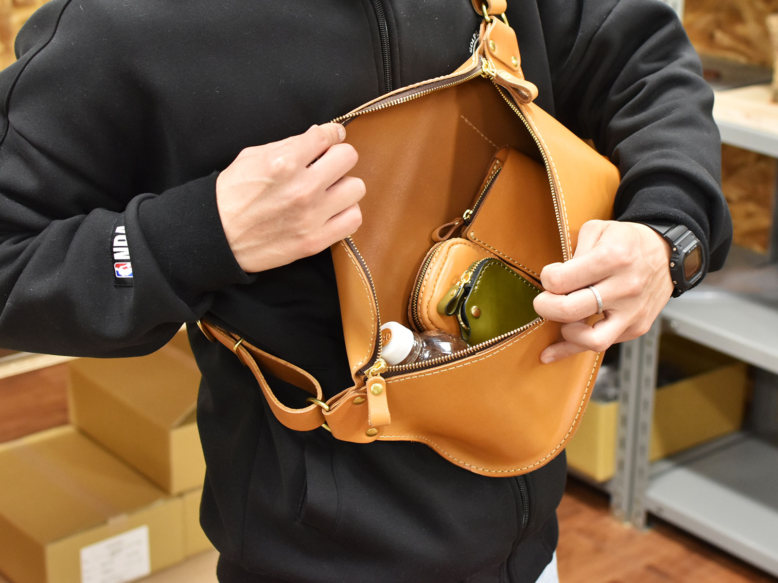 行楽シーズン到来！気軽に身軽なボディバッグをご紹介｜革鞄・革小物の