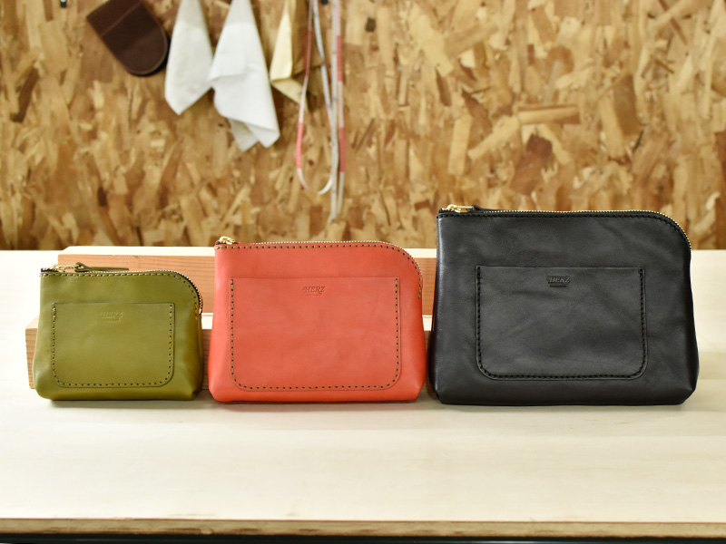マチ付きポーチ(KF-114)の収納比較｜革鞄・革小物のHERZ公式通販