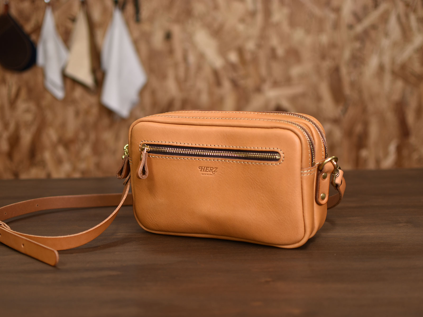 多ポケットで快適、二部屋ソフトショルダー(CK-8)｜革鞄・革小物のHERZ