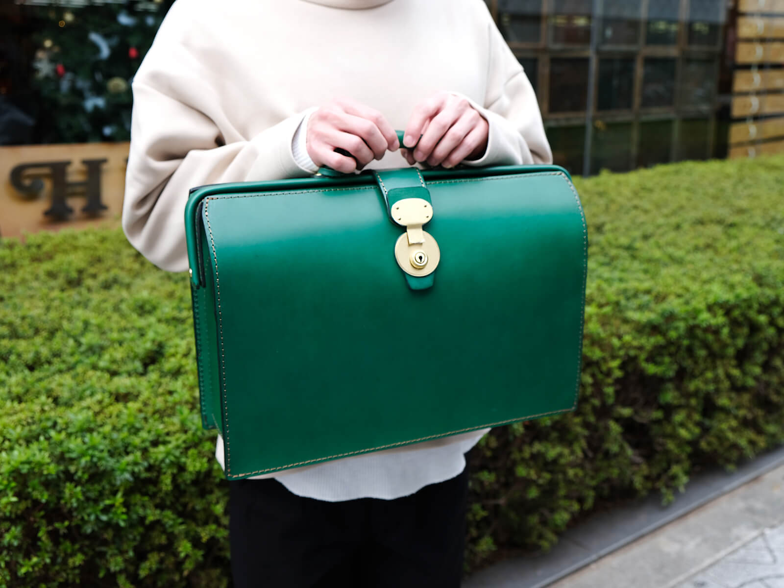 冬の限定色「ボトルグリーン」大阪店ラインナップ｜革鞄・革小物のHERZ