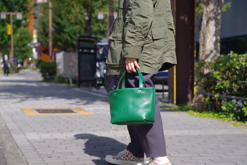 冬の限定色「ボトルグリーン」in 名古屋店 前編｜革鞄・革小物のHERZ