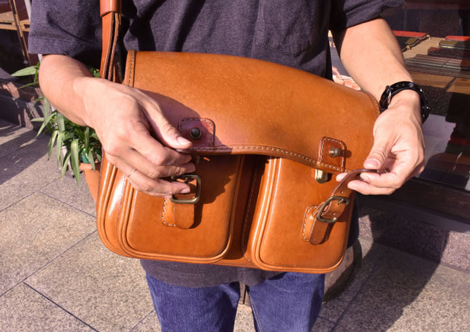 博多店作り手：家弓愛用「ギボシ留めショルダー」｜革鞄・革小物のHERZ