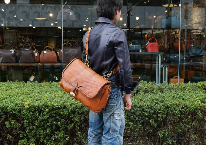 大阪店作り手：桑坂愛用「メッセンジャーバッグ(W-3)」｜革鞄・革小物