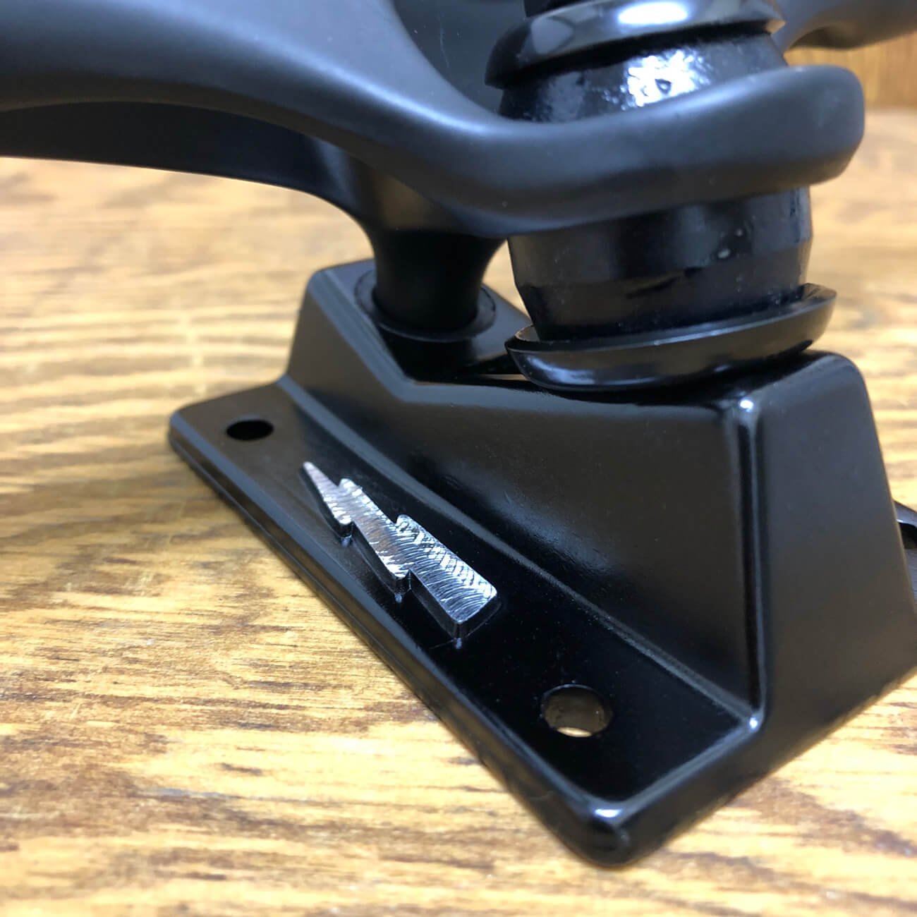 THUNDER HOLLOW LIGHTS BLACK 145HI-148HI | 東京のスケートボード