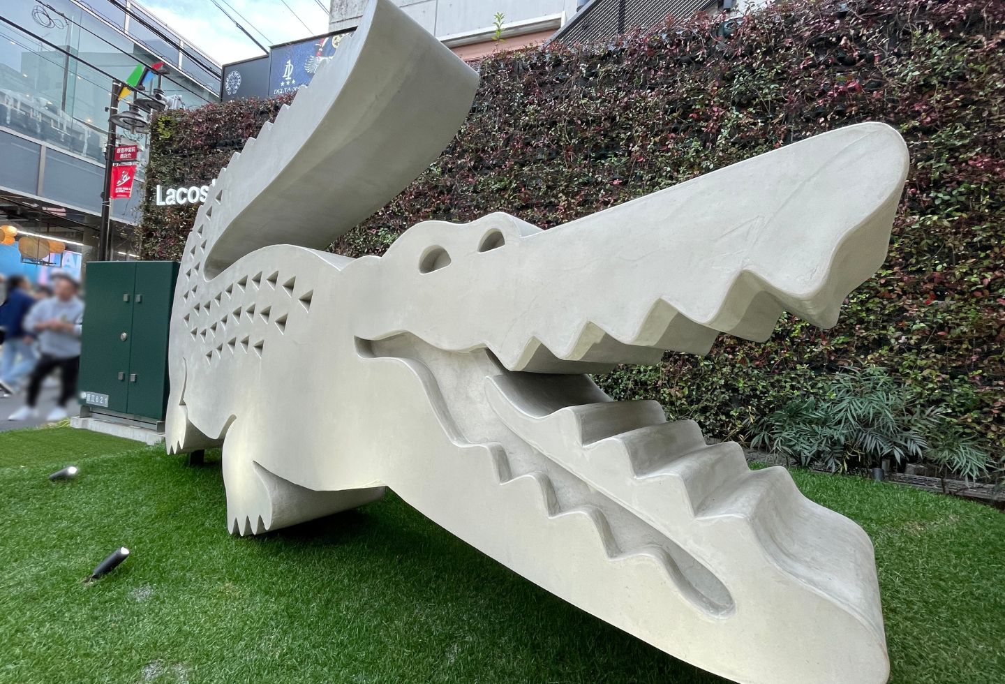 LACOSTE Harajuku - 日の出工芸株式会社 | 不燃の空間装飾材の製造