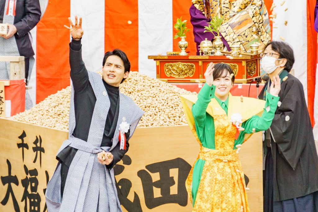 ブギウギ」の水上恒司・伊原六花らが豆まきに！成田山不動尊の節分祭