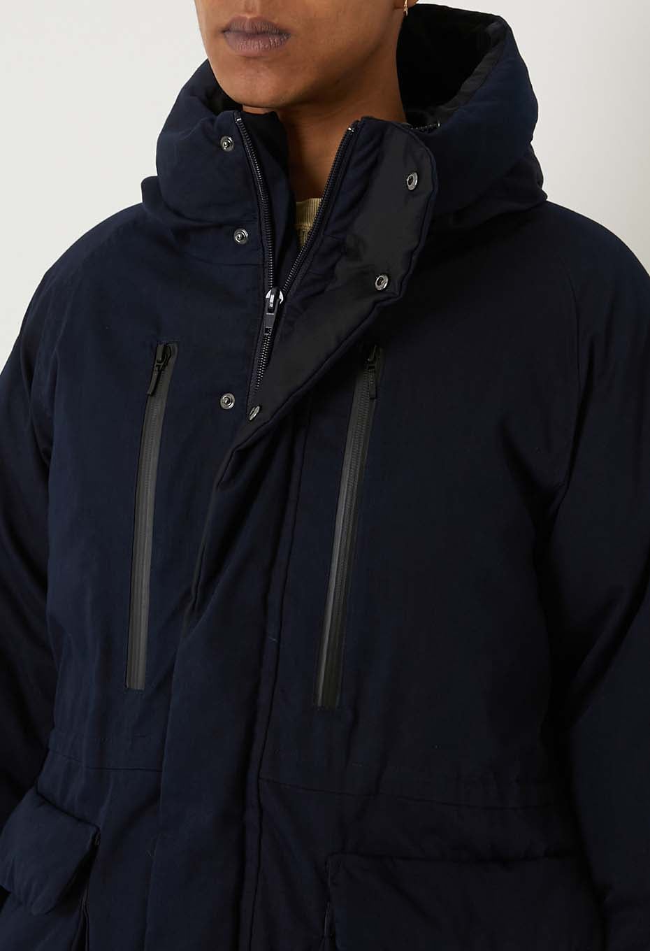 インディゴナイロンサテン リサイクルダウン ジャケット | BLUE BLUE