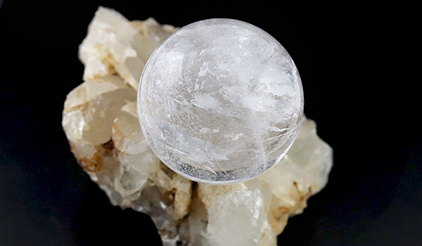 一点もの】【特選品】山梨県黒平産水晶手摺り丸玉（41.9mm）［山梨県黒