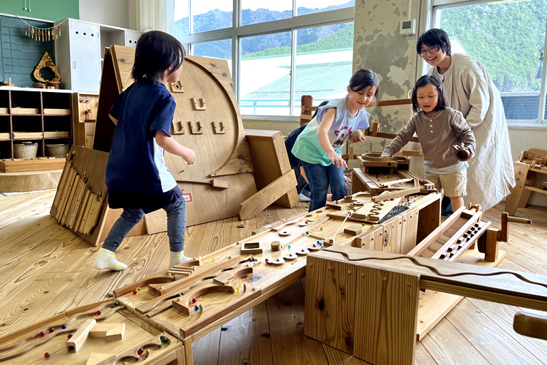 木のおもちゃミュージアムが子どもに大人気！雨でも思いっきり遊べる