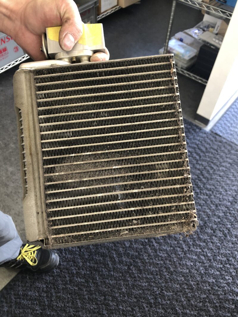 スバル・サンバーのエバポレーター清掃！風も弱いし、少し匂いもする