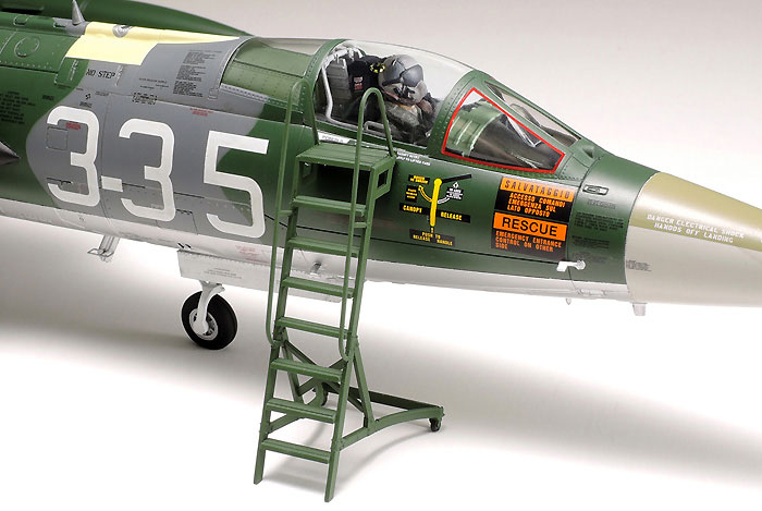 1/32 飛行機 F-104 G/S スターファイター (パイロットフィギュア付き