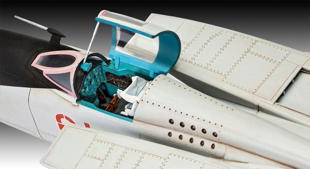 1/48 飛行機モデル MiG-25 RBT フォックスバット B Revell (レベル)
