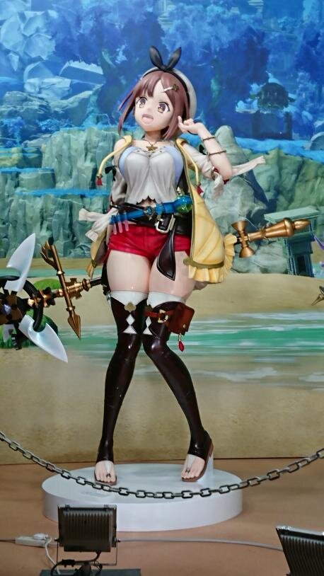 等身大「ライザ」が3体同時に並ぶ！彼女の“成長”を感じる豪華フォト