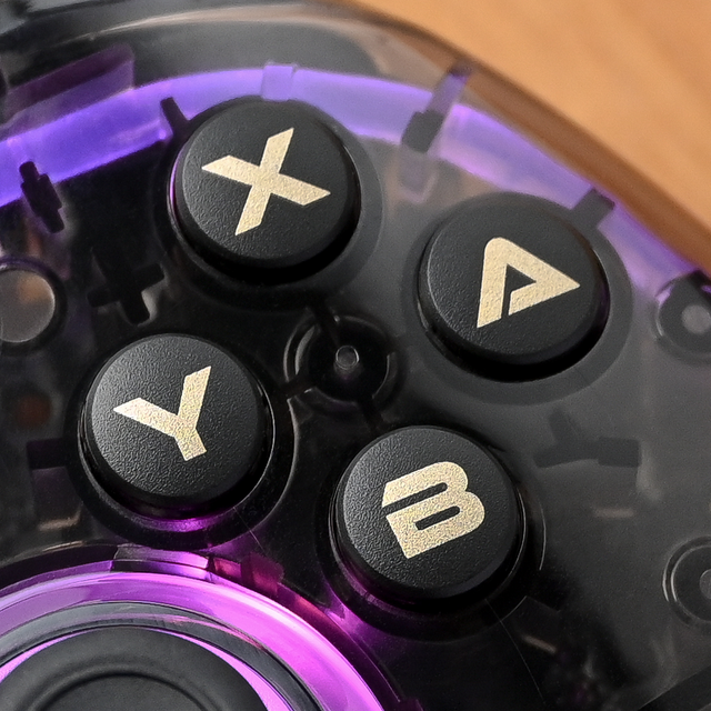 クリアボディ内部で発光するLEDネオンチューブが映える！連射モードや